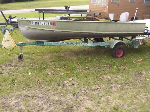 12 foot alumacraft boat $250