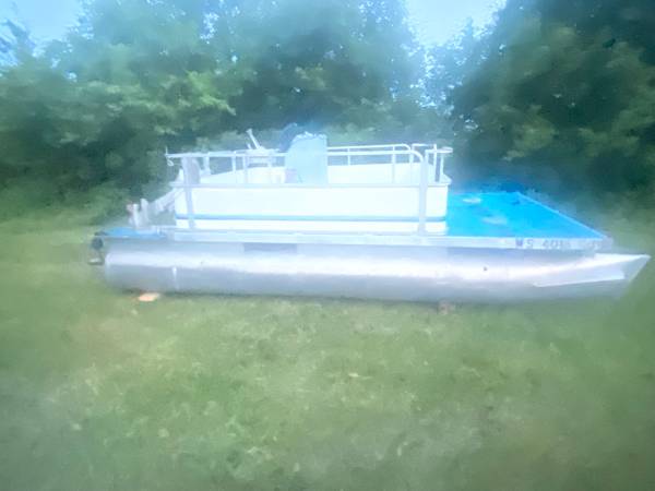 Photo 16 foot pontoon for sale $900