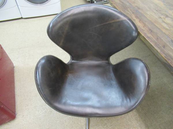 Photo EGG STYLE LEATHER CHAIR $300