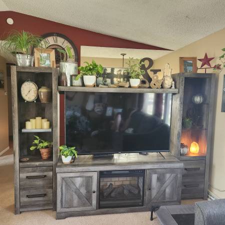 Photo Large entertainment center $800