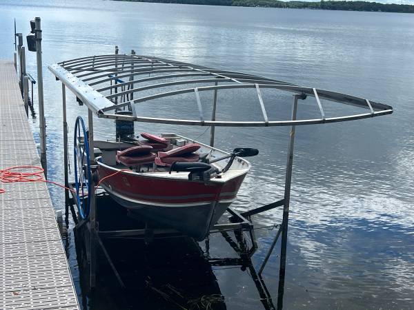 Photo Lund Fishing boat with lift $5,000