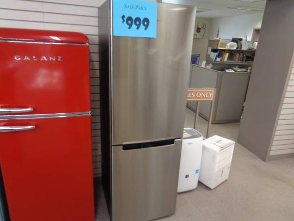 Photo NEW REFRIGERATOR 11.2 cuft Bottom Freezer Samsung Stainless 24 wide $999