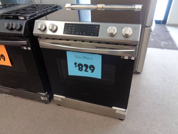 Photo NEW Slide-In RANGE Samsung - Stainless with CONVECTION Oven $829