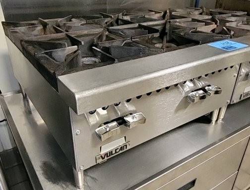 Photo Vulcan VCRH24-1 Stainless 4 Burner gas counter top stove. $700