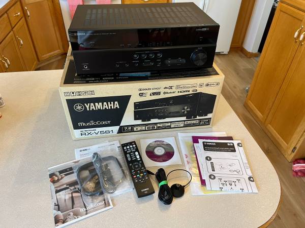 Photo Yamaha RX-V581 AV Receiver $120