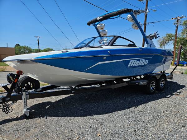 Photo 2023 Malibu Boats 23 LSV $159,995