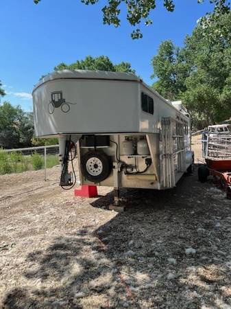 Photo Four horse living quarters trailer $30,000