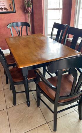 Photo Nichols and Stone chairs and a table $300