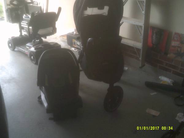 Photo Eveneelo 3 wheeler jogging stroller--car seat $225