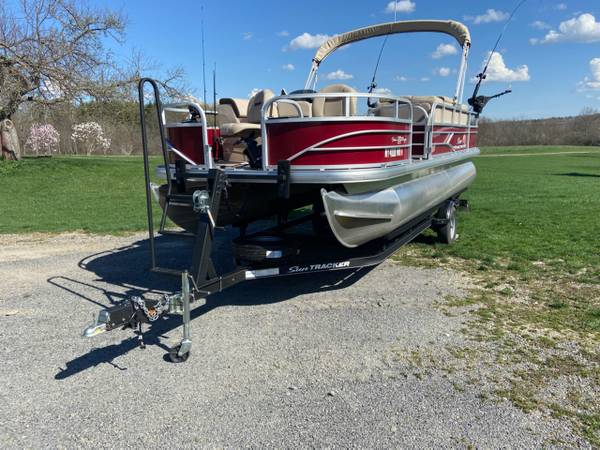 2018 Suntracker 20 DLX fishing barge $34,500