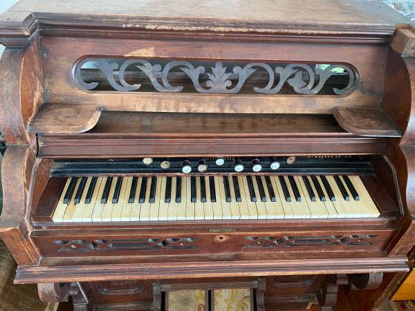 Photo Beautiful pump organ