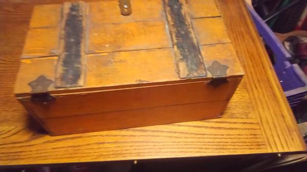 Photo Old wooden box $10