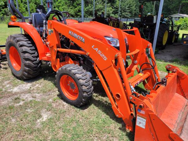 Photo Kubota tractor with loader with a 4n1 bucket $22,600