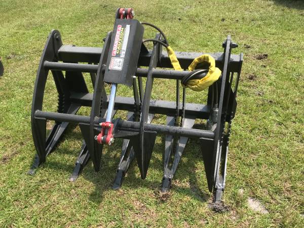 Photo NEW 4 ROOT RAKE GRAPPLE WITH JOHN DEERE QUICK ATTACH HITCH $1,200