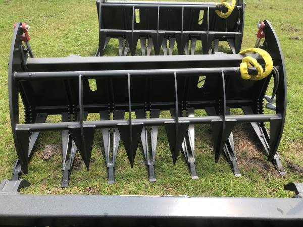 Photo NEW 6 ROOT RAKE GRAPPLE WITH JOHN DEERE QUICK ATTACH HITCH $1,600