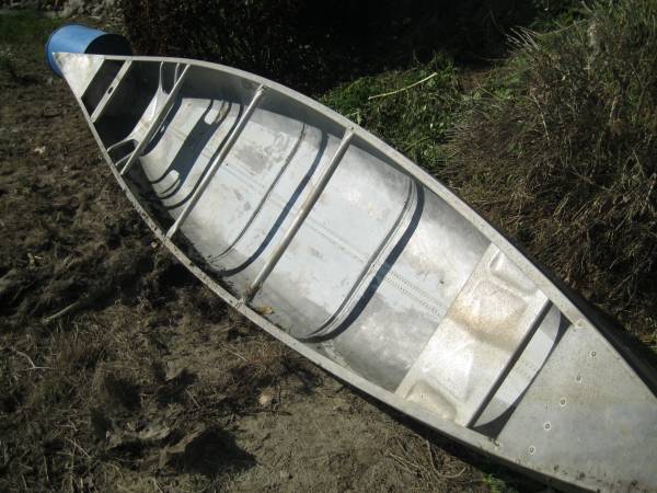 Photo 17 foot aluminum canoe $130