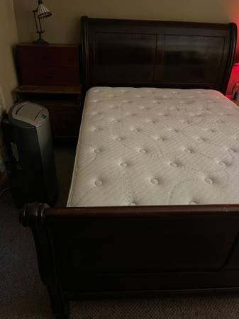 Photo Queen sleigh bed in good condition, 4 pieces to assemble $160