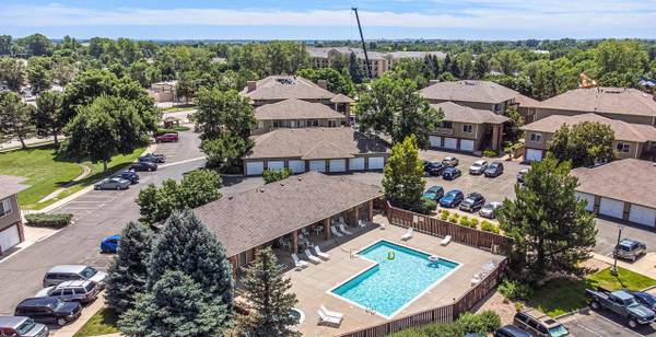 Photo Updated FoCo Condo, 9 foot ceilings, HOA includes Gym, Pool,  Hot Tub