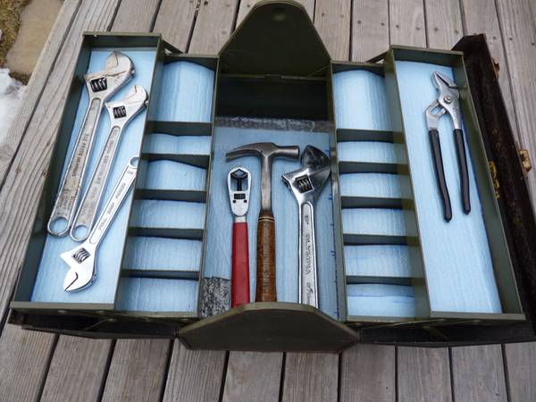 Photo barn roof Kennedy kits tool box $51