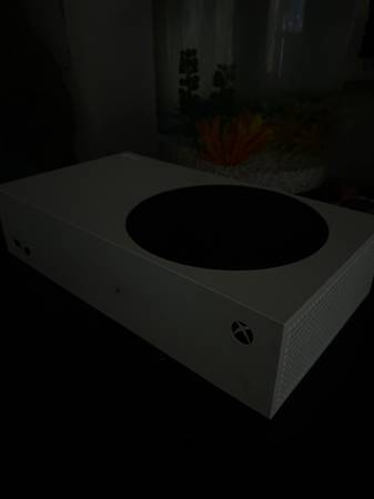 Photo selling my xbox s and x $500