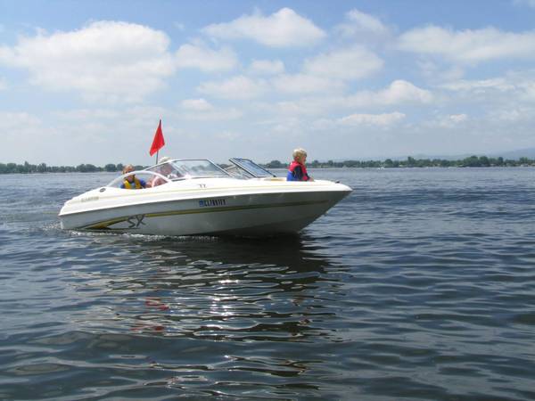 Photo water skiing boat $13,590