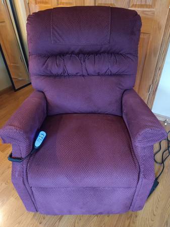 Photo Electric recliner lift chair like new $400
