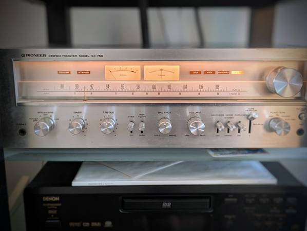 Photo Pioneer SX-750 Stereo Receiver $600