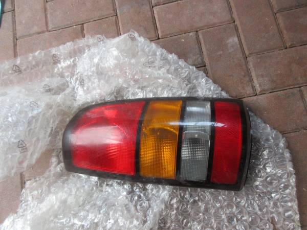 Photo 2004-2007 GMC Sierra Right Side Taillight NEW GM $50