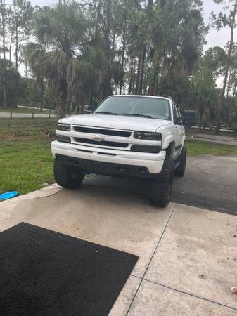 2004 Chevy Tahoe z71 $10,500