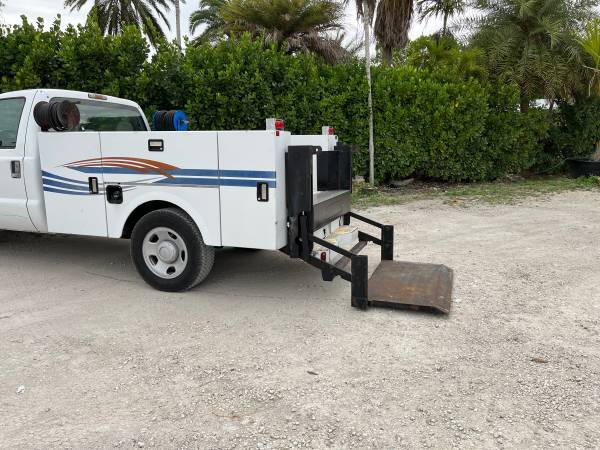 Photo 2008 Ford F-350 Utility truck with hydraulic lift and 41,784 miles - $18,000 (Fort Myers-Briarcliff)