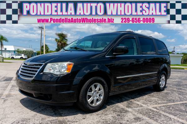 Photo 2010 Chrysler Town  Country Touring - $11,995 (North Fort Myers)