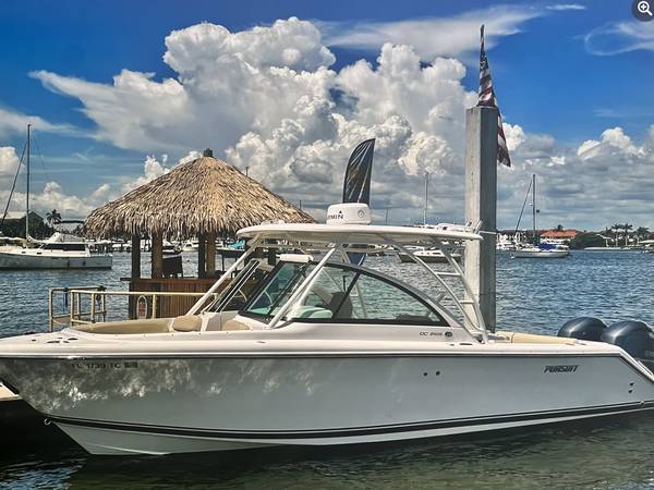 Photo 2017 PURSUIT 265 DC, powered by twin Yamaha F-150 Four-Strokes. $139,500