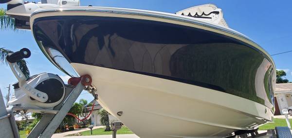Photo 2020 ROBALO 206 Cayman with 15 HOURS. LOADED. T-TOP. CLEAN. WARRANTY $65,000