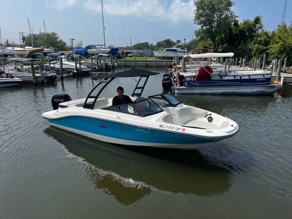 2021 Sea Ray SPX 210 Outboard $40,000