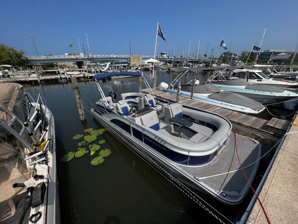 2022 Bennington 23LTFB pontoon boat $69,900