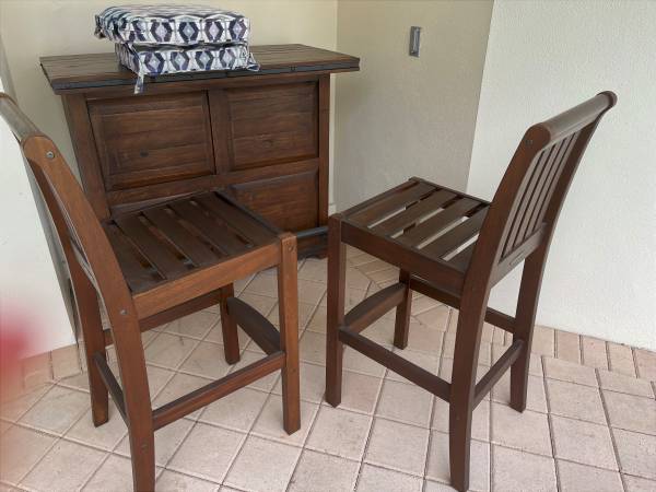 Photo Gorgeous POTTERY BARN high quality table bar with 2 matching bar stool $500