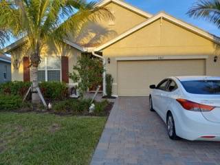 Photo House 4 bedrooms 2 bathrooms in Ft. Myers $450,000