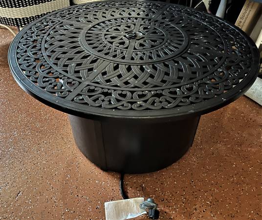 Photo Luxury 42 Round Gas Firepit Table with lid and glass crystals. $300
