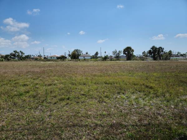 Photo NW Cape Coral Waterfront Land $49,900
