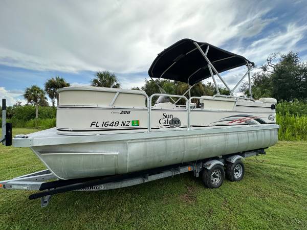 Photo Sun Catcher 20 ft pontoon boat $11,800