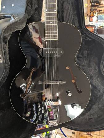 Photo The Loar LH-309-BK Archtop Guitar with P-90 Pickup w Case $500