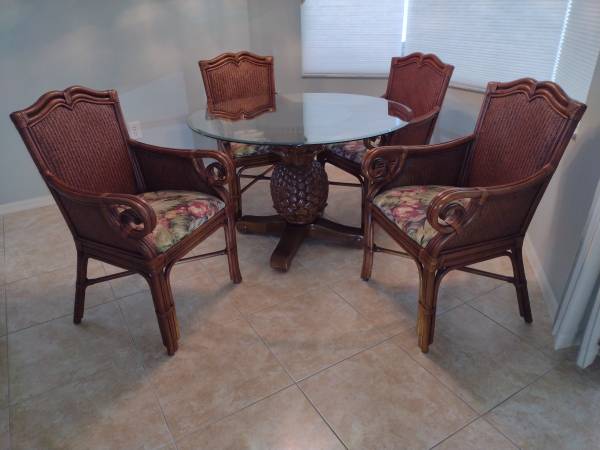 Photo Tommy Bahama Style Dining Set With 4 Wicker Arm Chairs $300