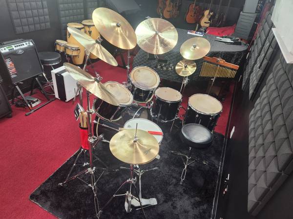 Photo Yamaha Stage Custom 6-Piece Complete Drum Set with Extras $1,500