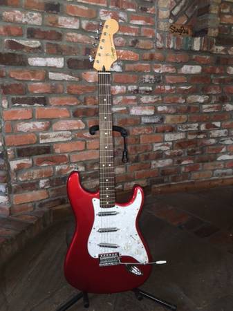 Photo Squire Vintage Modified Surf Stratocaster $479