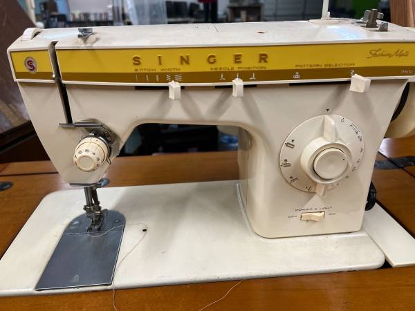 Photo Vintage Singer Sewing Machine With Maple Cabinet And Matching Chair $100