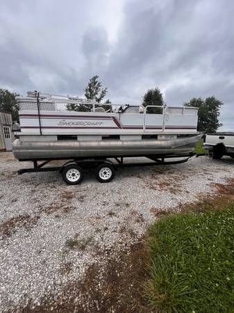 Photo Smokercraft Pontoon $6,500