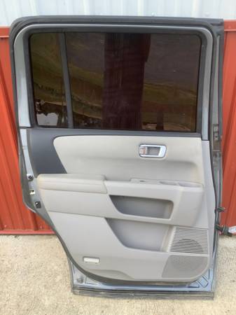 Photo 2010 Honda Pilot driver side rear door $70