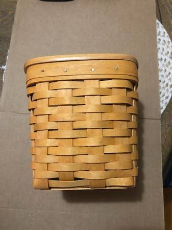 Photo Longaberger 2001 Tall Tissue Basket with lid $15