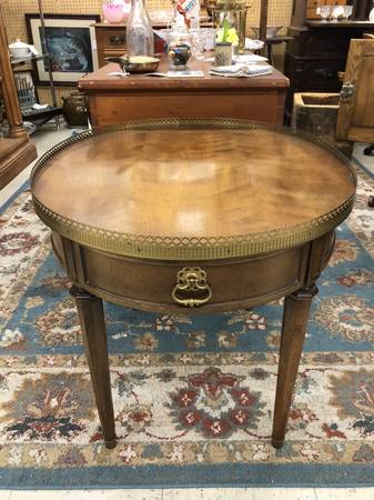 Photo Vintage Henredon French-style l table $295