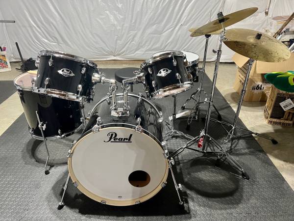 Photo Pearl Export EXX7255C 5 Piece Drum Set with Snare Drum and Cymbals $800